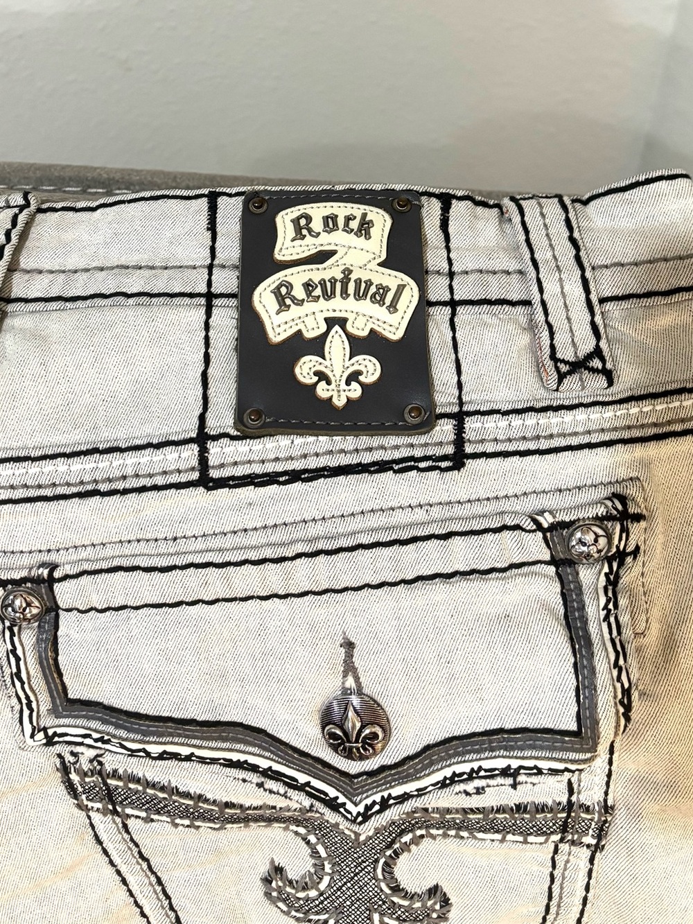 Rock Revival Men’s Size 44 White Straight Jeans Fleur De Lis Y2K Distressed